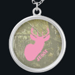 Rosa Rotwild-Kopf u. Tarnungs-Halskette Versilberte Kette<br><div class="desc">Eine Halskette,  die eine Illustration eines rosa Rotwilds kennzeichnet,  gehen über einem Hintergrund der Tarnung voran.  Personifizieren Sie mit Ihrem Namen.</div>