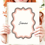 Rosa Scalloid Wavy Frame Individuelle Name Planer<br><div class="desc">Bleibe und stilvoll mit diesem eleganten Planer mit einem zarten, rosa Skallopierten Rahmen. Personalisieren Sie es mit Ihrem Namen für eine einzigartige Touch. Dieser Planer ist ideal, um Termine, Termine und alle wichtigen Termine behalten. Mit seinem klassischen Design und dem großzügigen Schreibbereich ist es ein Muss für jeden, der Lieben...</div>