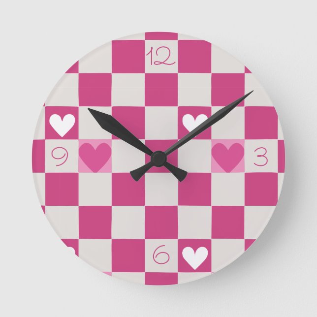 Rosa Schachbretter und Herz Runde Wanduhr (Vorderseite)