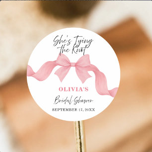 Rosa Schleife Sie heiratet Kleiner Braut- Shower Runder Aufkleber