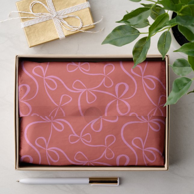 Rosa Schleifenbänder auf modernem rotem Weihnachte Seidenpapier (Geschenk)