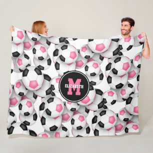 Rosa schwarze Fußbälle Muster mit Monogramm Fleecedecke