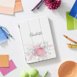 Rosa, silberfarbenes Blattsilber iPad Pro Cover<br><div class="desc">Ein schick weißer Hintergrund mit rosa Blumen und silberfarbenem Blattwerk. Personalisieren Sie Ihren Namen und fügen Sie ihn hinzu. Der Name ist mit einem modernen handgeschriebenen Stilskript geschrieben.</div>