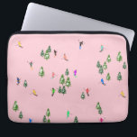 Rosa Skifahrer Ski Eröffnung Weihnachts-Skiurlaub Laptopschutzhülle<br><div class="desc">Skiöffnung! Cooles Wintermotiv-Design mit Skifahrern, die Skipisten zwischen schneebedeckten Tannenbäumen in den Alpen abfahren. Freeride-Skifahrer tragen farbenfrohe Vintage Retro-Anzüge und fahren mit Skiern auf einem pastellrosa, schneebedeckten Bergland abwärts. Wunderschönes Wintersportspass für Skifahrer im Freundeskreis, bei Kollegen oder in der Familie. Whimsical Skier Kunstwerk Illustration Design. Skifahrer Ski Wohngestaltung, Skiteam, Skicoach...</div>