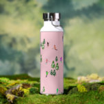 Rosa Skifahrer Skifahren Trinkflasche<br><div class="desc">Skiöffnung! Cooles Wintermotiv-Design mit Skifahrern, die Skipisten zwischen schneebedeckten Tannenbäumen in den Alpen abfahren. Freeride-Skifahrer tragen farbenfrohe Vintage Retro-Anzüge und fahren mit Skiern auf einem pastellrosa, schneebedeckten Bergland abwärts. Wunderschönes Wintersportspass für Skifahrer im Freundeskreis, bei Kollegen oder in der Familie. Whimsical Skier Kunstwerk Illustration Design. Skifahrer Ski Wohngestaltung, Skiteam, Skicoach...</div>