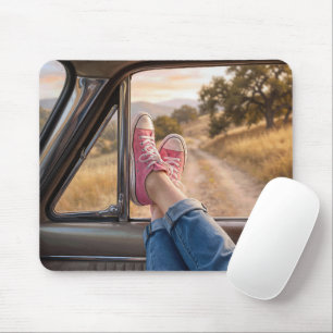 Rosa Sneaker, die aus dem Fenster eines Retro-Auto Mousepad