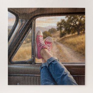 Rosa Sneaker im Retro-Autofenster