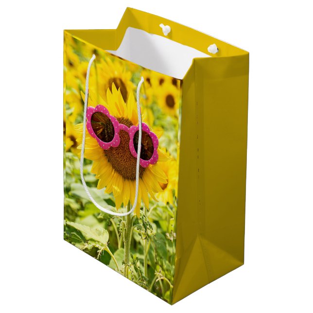 Rosa Sonnenbrille auf Sonnenblumen Mittlere Geschenktüte (Vorderseite Schrägansicht)