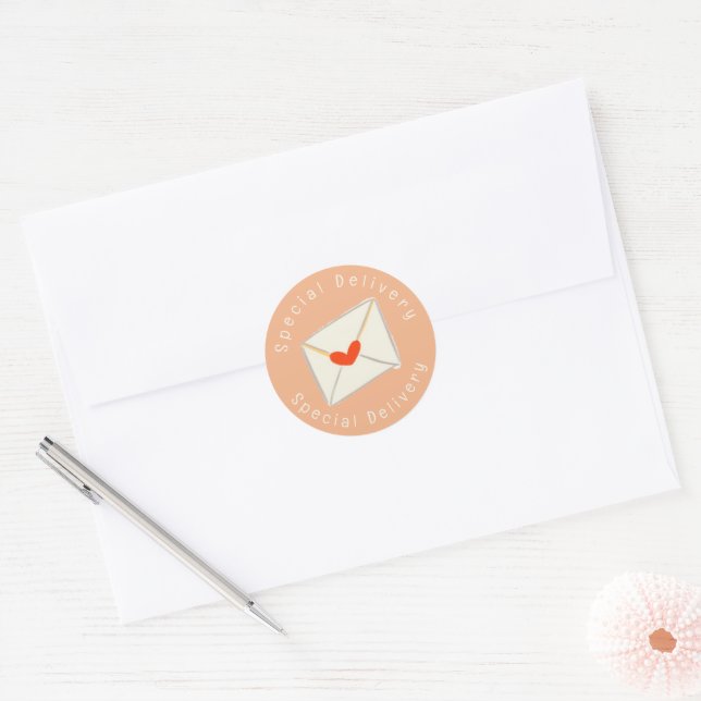 Rosa Special Delivery Red Heart Envelope Runder Aufkleber (Umschlag)