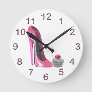 Rosa Stiletto und Cherry Cupcake Kunst, Dichtung u Runde Wanduhr