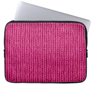 Rosa Strickwolle nah Laptopschutzhülle