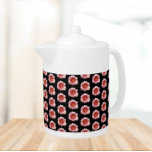 Rosa Taglilie Blumenmuster auf schwarzem Teekessel<br><div class="desc">Weiße Keramik Teekanne mit Deckel,  die das Foto-Bild einer rosa Taglilie Blüte auf einem schwarzen Hintergrund und gedruckt in einem sich wiederholenden Muster. Ein schönes,  blumengeschmücktes Design!</div>