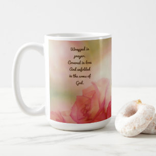 Rosa Tasse: Eingehüllt in Gebet & Liebe Kaffeetasse