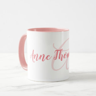 rosa Tasse mit handgeschriebenem Namen und anfängl