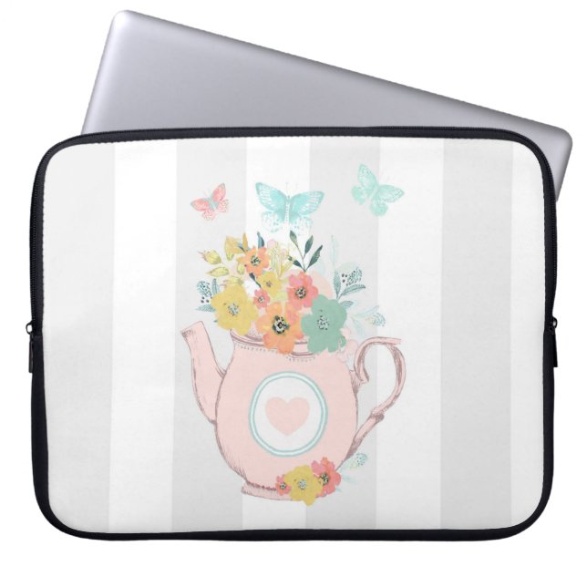 Rosa Teekanne mit Blume und Schmetterlingen Laptopschutzhülle (Vorderseite)