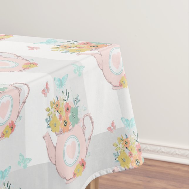Rosa Teekanne mit Blume und Schmetterlingsmuster Tischdecke (Beispiel)