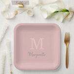 rosa Tinte und Teller für das erste Monogramm<br><div class="desc">Eleganter Name und Initial Monogram Junggeselinnen-Abschied, Geburtstagsparty oder ein beliebiges Party, das mit Ihrem Anfangs- und Vornamen angepasst werden kann. Die Hintergrundfarbe kann auch an jedes gewünschte Dekor angepasst werden. Klicken Sie einfach auf die Schaltfläche Weitere Einstellungen anpassen, um die Farben zu ändern</div>