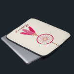 Rosa Traumfänger-Elektronik-Tasche Laptopschutzhülle<br><div class="desc">Eine Elektroniktasche,  die eine Illustration eines rosa Traumfängers mit rosa Federn kennzeichnet.  Personifizieren Sie mit Ihrem Namen.</div>