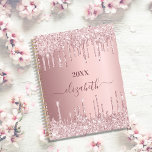 Rosa Tropfen mit dem Namen 2025 Planer<br><div class="desc">Eine staubige Rose, rosa Hintergrund mit Tropfen, tropfende Farbe. Personalisieren und fügen Sie einen Namen für das Jahr 2025 (oder ein Jahr) hinzu. Der Name ist mit einem großen, modernen, handgeschriebenen Stil geschrieben. Ideal für Schule, Arbeit oder Organisation Ihres Privat-/Familienlebens. Um die Swashes behalten, löschen Sie nur den Beispielnamen, verlass...</div>