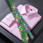 Rosa tropisches hawaiianisches Muster Krawatte<br><div class="desc">Die Hals-Krawatte der hawaiianischen Printmänner zeichnet sich durch eine faszinierende Abbildung tropischer Blätter in Grün und Rosa aus, die ein lebendiges und auffälliges Design verströmen. Die Krawatte präsentiert eine harmonische Mischung aus üppig grünen Blätter und lebhaften rosa Akzenten und schafft so eine optisch ansprechende Kombination. Die grünen Blätter symbolisieren das...</div>