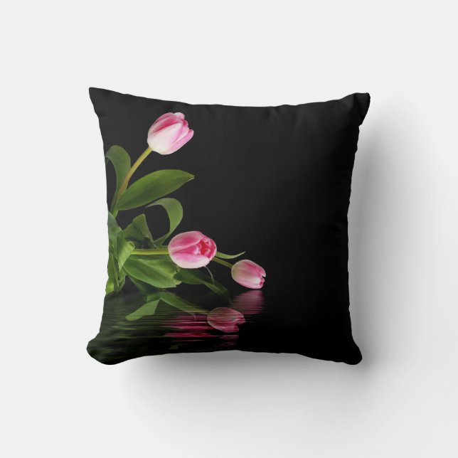 Rosa Tulissen mit Reflektion des Schwarzen Wassers Kissen (Vorderseite)