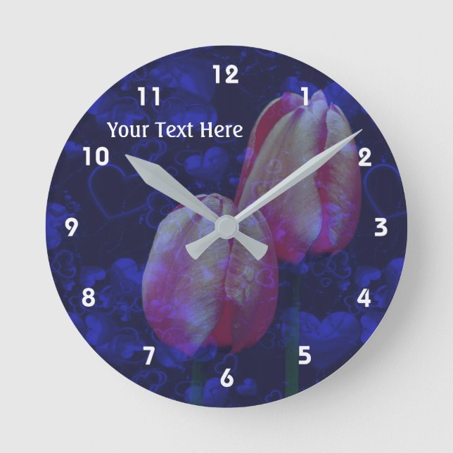 Rosa Tulpen und blaue Herzen Personalisiert Runde Wanduhr (Vorderseite)