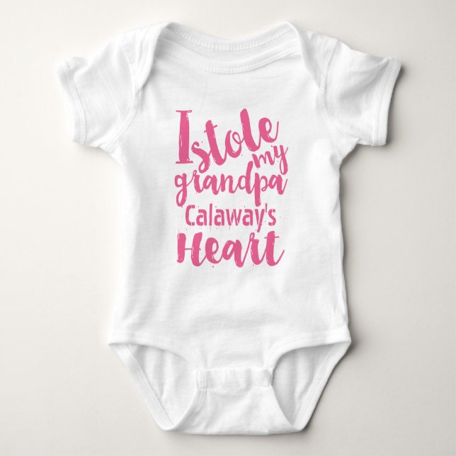 Rosa Typografie Stole Mein Großvater Herz mit Name Baby Strampler (Vorderseite)