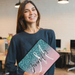 Rosa und Aquamariner Ombre Glitzer Mit Monogramm Laptopschutzhülle<br><div class="desc">Entwerfen Sie Ihre eigene hellrosa Orange und aquamarines Glitzer--Blau-Foto (Imitat Glitzer Textur) mit einem modernen eleganten mit Monogramm Text-Design. Passen Sie die personalisierten Farbtöne, Farbstile und Größen der Monogramm-Schriftart an. Wenn Sie gewollt haben, den Single Buchstaben Monogramm zu verschieben, verschieben Sie Elemente, indem Sie die Strg-Taste gedrückt halten, wenn Sie...</div>