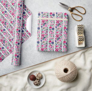 Rosa und blaue Blumen und weiße Streifen Geschenkpapier