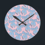 Rosa und blaue Bogen Runde Wanduhr<br><div class="desc">Farbenfrohe Weihnachtsbäume - Coquette Ribbons - Rosa und Blau.</div>
