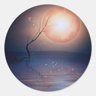 Rosa und blaue Fantasie fesseln Mond über Wasser Runder Aufkleber