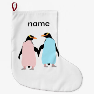 Rosa und blaue Pinguine halten Hände. Großer Weihnachtsstrumpf