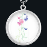 Rosa und blaue Watercolor-Platterbsen auf Weiß Versilberte Kette<br><div class="desc">Ein hübsches Hochzeitsgeschenk,  damit Ihre Brautjungfern ihnen für die Herstellung Ihres speziellen Tages perfekt danken. Diese Silber-überzogene hängende Halskette bringt Ihr Hochzeitsbriefpapier zusammen und ist von einer Wasserfarbemalerei durch Judy Adamson.</div>