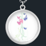 Rosa und blaue Watercolor-Platterbsen auf Weiß Versilberte Kette<br><div class="desc">Ein hübsches Hochzeitsgeschenk,  damit Ihre Brautjungfern ihnen für die Herstellung Ihres speziellen Tages perfekt danken. Diese Silber-überzogene hängende Halskette bringt Ihr Hochzeitsbriefpapier zusammen und ist von einer Wasserfarbemalerei durch Judy Adamson.</div>