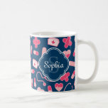 Rosa und blaues Krankenmuster mit Monogramm Kaffeetasse<br><div class="desc">Nurse themed pattern in pink,  weiß und marineblau,  mit einem blau-weißen Quarrefolieneetikett mit einer monogramm Initial Buchstaben / Namensvorlage. Ein niedliches,  feminines Design,  das sich perfekt eignet,  um eine besondere RN während der Schwesternwoche zu feiern.</div>