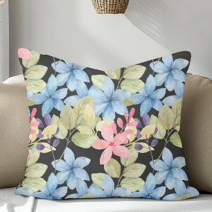 Rosa und blaupastellfarbene Wasserfarbe auf schwar Kissen