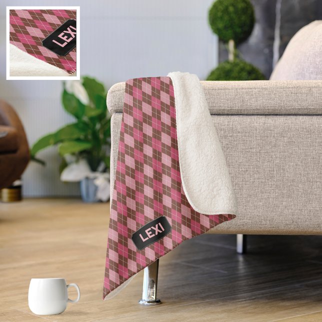 Rosa und braune Raute Diamanten mit Intialien / Na Sherpadecke (Von Creator hochgeladen)