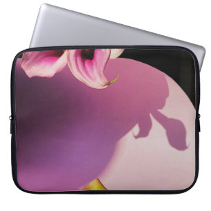 Rosa und gelbe Blume auf rosa Papier Laptopschutzhülle