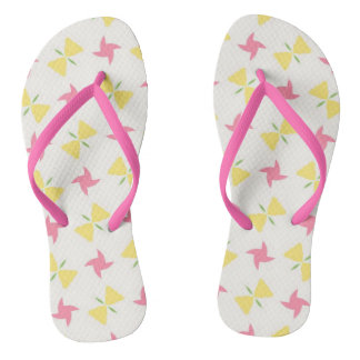 Rosa und gelbe Blumen im Windrad-Design Flip Flops
