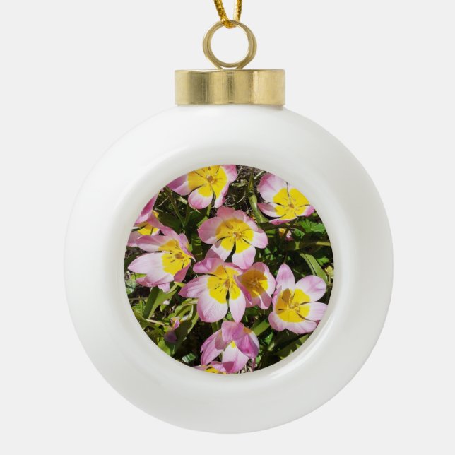 Rosa und gelbe Blumen Keramik Kugel-Ornament (Vorderseite)