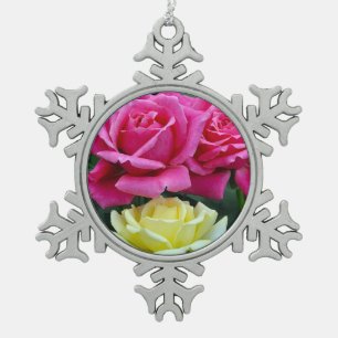 Rosa und gelbe Rosen Blumendruck Schneeflocken Zinn-Ornament