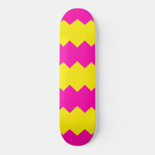 Rosa und gelbes Zick-Zack-Streifenmuster Skateboar Skateboard