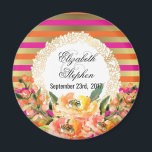 Rosa und goldene Metallic Streifen mit Floralhochz Magnet<br><div class="desc">Ein extravaganter Magnet für Ihre Hochzeit mit einem eleganten Muster aus rosa,  orangefarbenen und vergoldeten horizontalen Streifen aus Imitat. Obergeschichtet ist ein Rahmen mit einem goldfarbenen Zierrahmen mit einem weißen Zentrum. Rosa und orangefarbene Blume schmücken den Boden.</div>