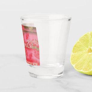 rosa und goldfarbener Hintergrund mit roter Farbe Schnapsglas