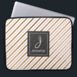 Rosa und goldfarbener Streifen Elegantes Monogramm Laptopschutzhülle<br><div class="desc">Rosa und Imitate Gold Foil gestreift Elegant Monogram Case. Dieser Fall kann so angepasst werden,  dass er Ihren ursprünglichen und vollständigen Namen enthält.</div>