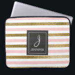 Rosa und goldfarbener Streifen Elegantes Monogramm Laptopschutzhülle<br><div class="desc">Rosa und Imitate Gold Foil gestreift Elegant Monogram Case. Dieser Fall kann so angepasst werden,  dass er Ihren ursprünglichen und vollständigen Namen enthält.</div>