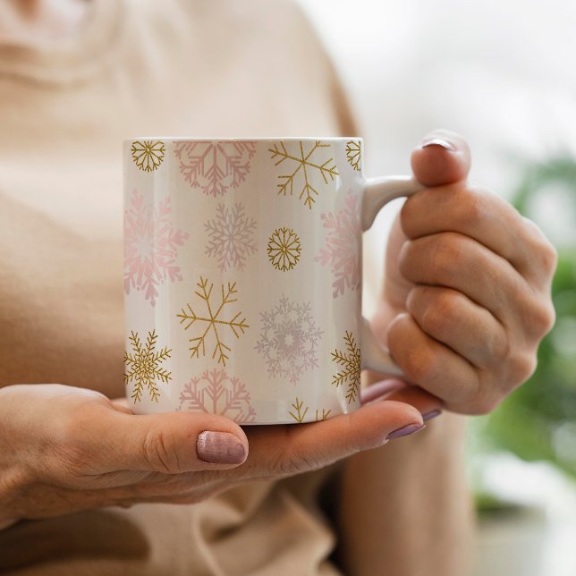 Rosa- und Goldschneeflocken Wintermonate Tasse (Christmas Mug Keepsake)