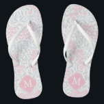 Rosa und graue Floral Damask Mit Monogramm Flip Flops<br><div class="desc">Schönes und elegantes florales Damast-Muster und Quatrefolien-Monogramm.</div>
