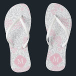 Rosa und graue Floral Damask Mit Monogramm Flip Flops<br><div class="desc">Schönes und elegantes florales Damast-Muster und Quatrefolien-Monogramm.</div>