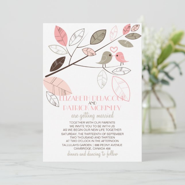 Rosa und graue Niedliche Lovebirds Hochzeit Einladung (Stehend Vorderseite)